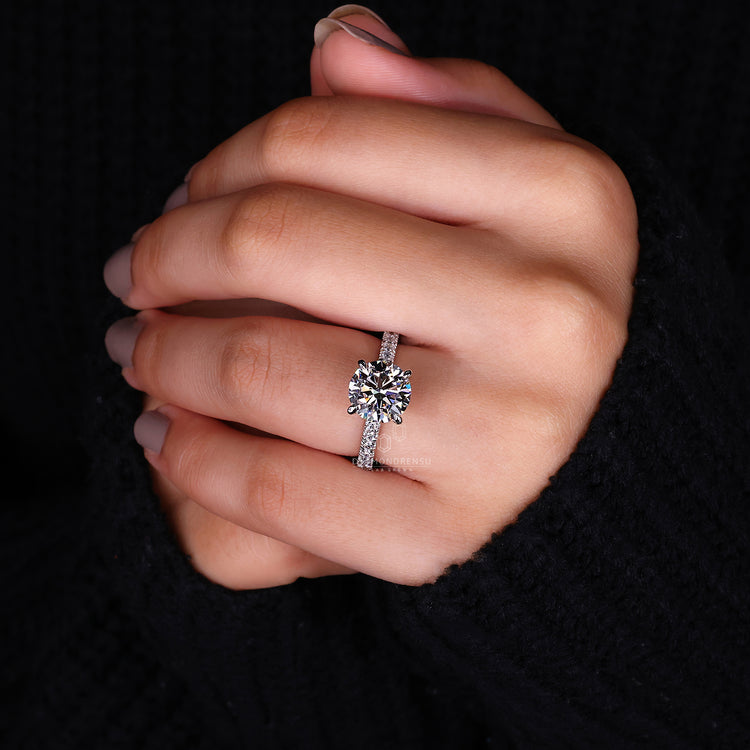 4 claw prong setting on round cut engagement ring.
