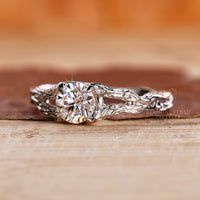 4 prong claw setting holding a lab grown round diamond.

