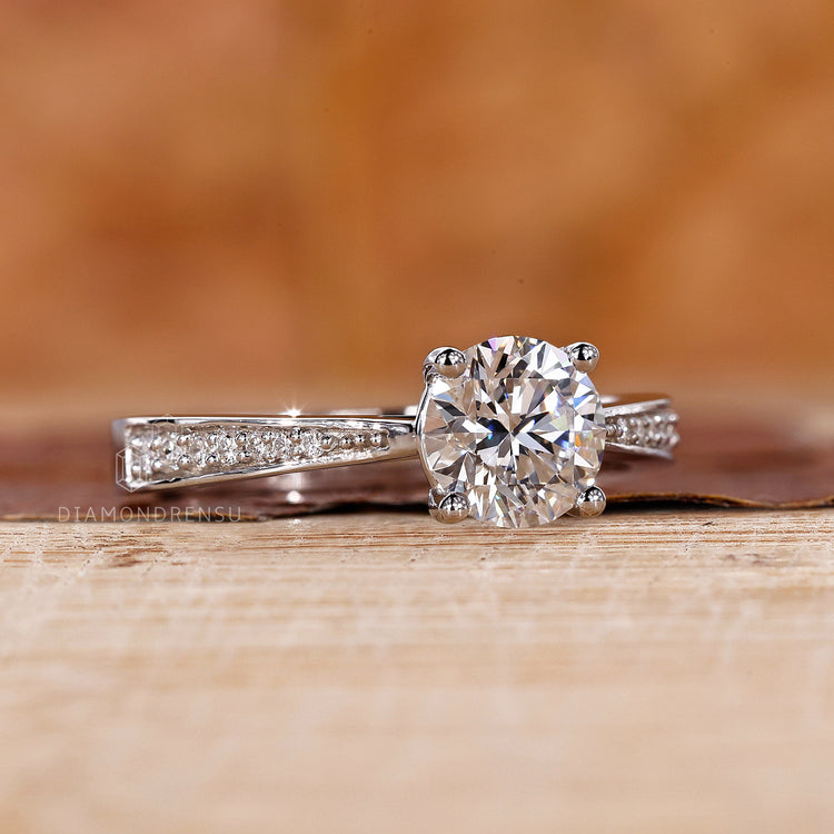 4 prong setting on round diamond engagement ring.

