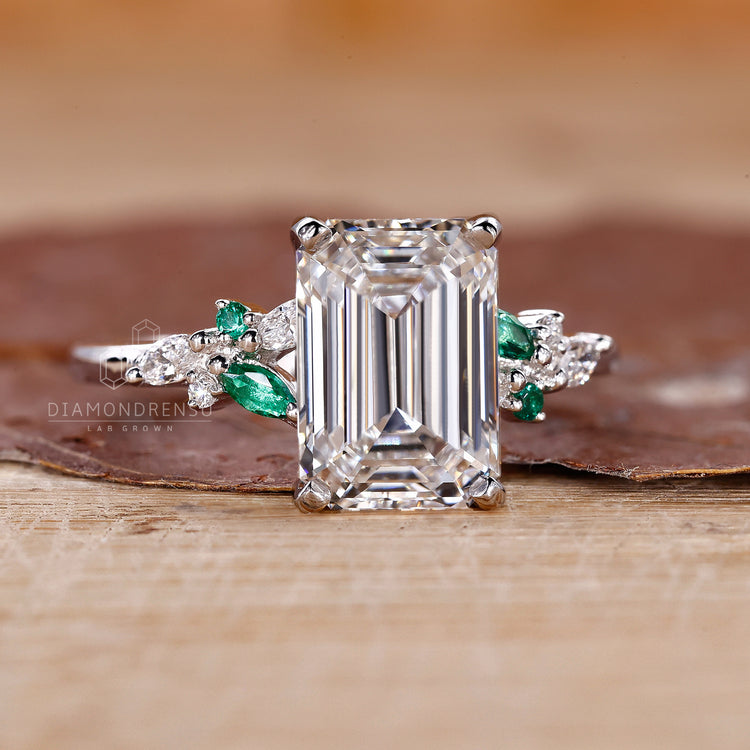 Muse setting ring with emerald cut diamond in white gold.
