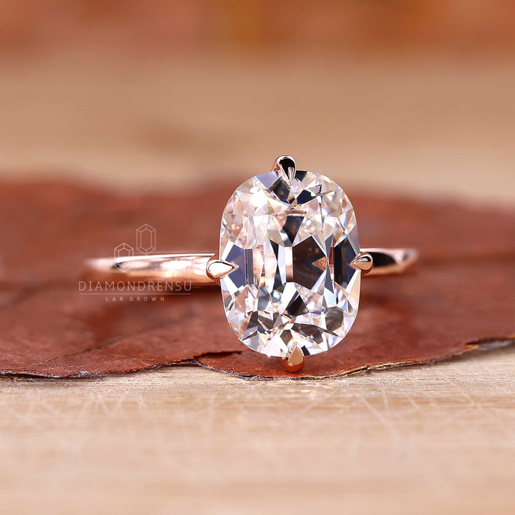 4 claw prong setting holds lab grown diamond.
