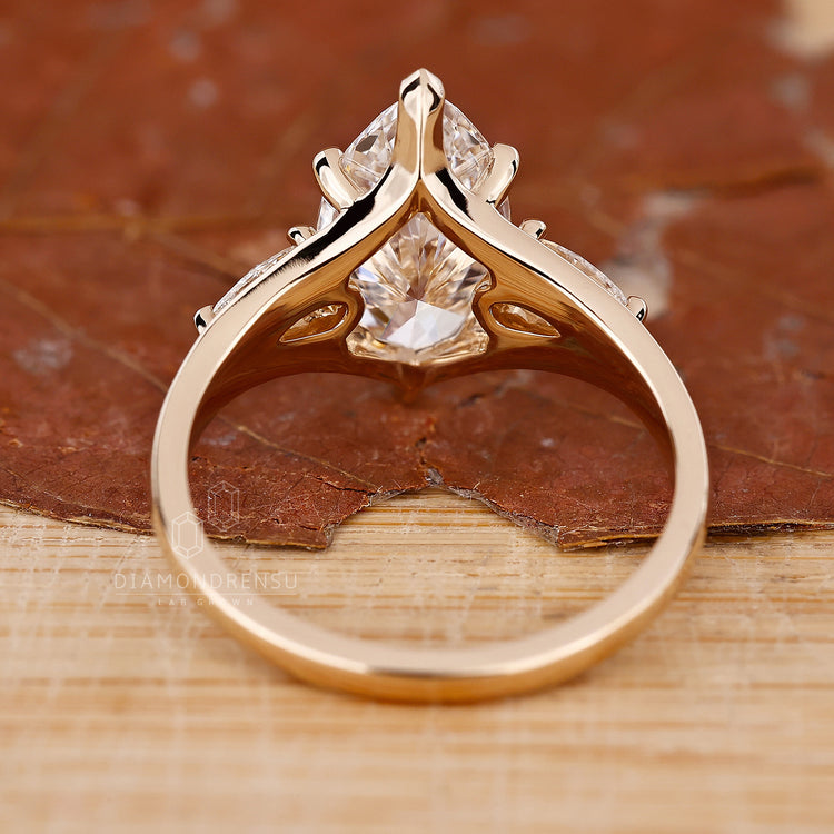 V prong setting on marquise engagement ring.
