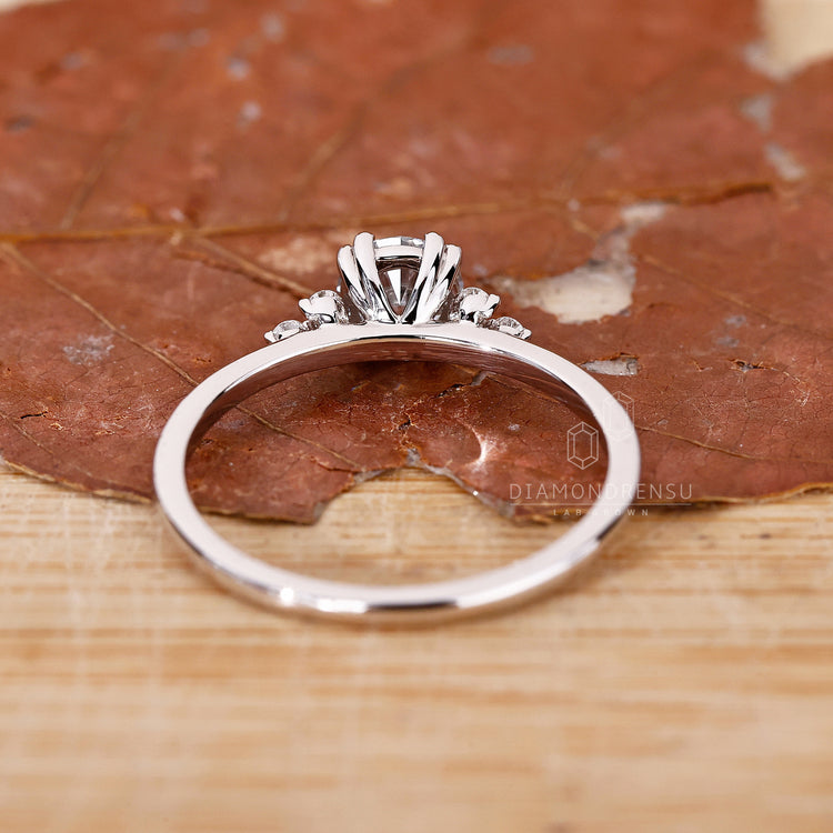 Buy Engagement ring in Round diamond muse setting.
