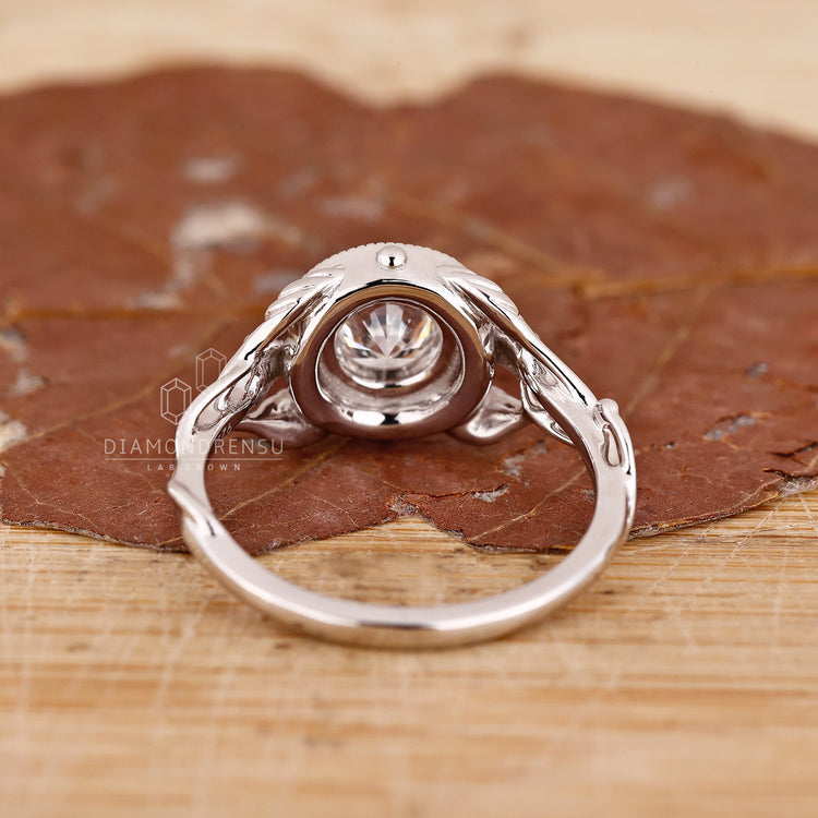Diamondrensu AU white gold engagement ring with halo design.

