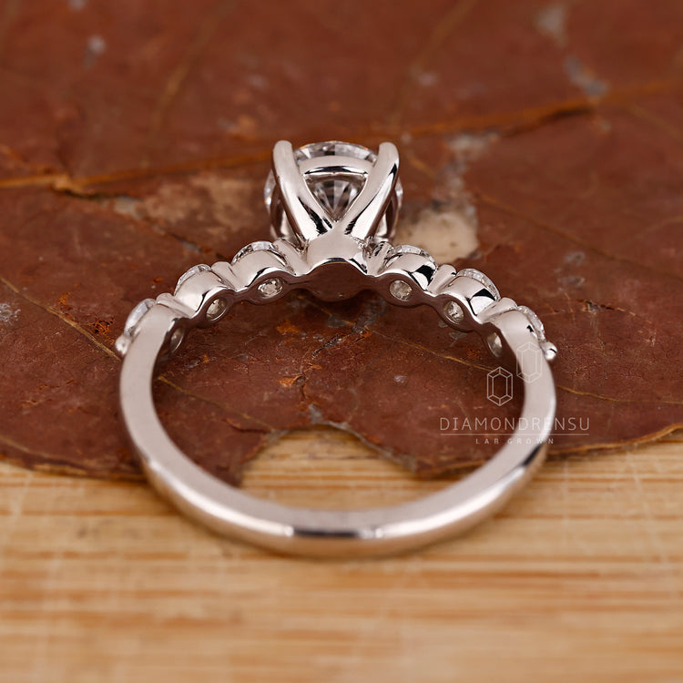 Lab Grown Diamond in round cut diamond ring.

