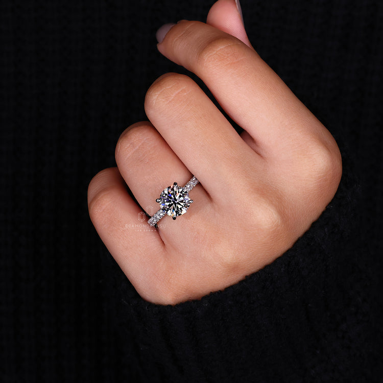 Buy Engagement ring with round cut diamond.
