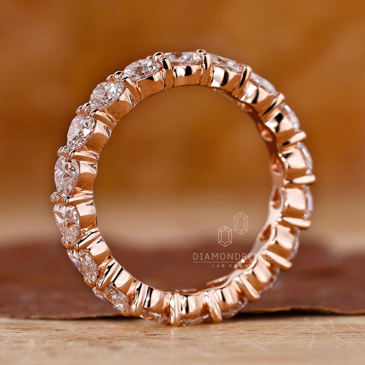 Prong setting on Diamondrensu AU wedding band.