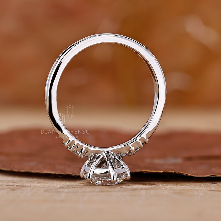 Classic round brilliant cut in white gold ring


