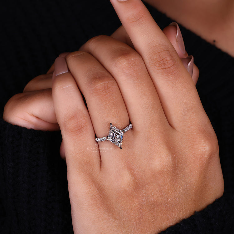 Round cut pave setting ring crafted in handmade ring.
