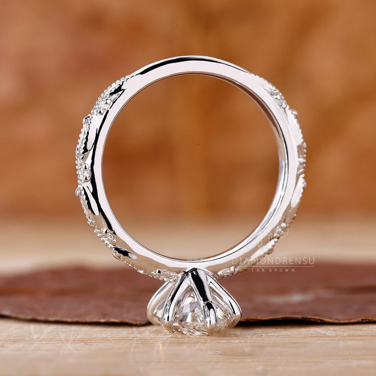 Buy Engagement ring in 6 claw prong setting.
