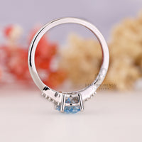 4 prong setting used in oval diamond engagement ring.

