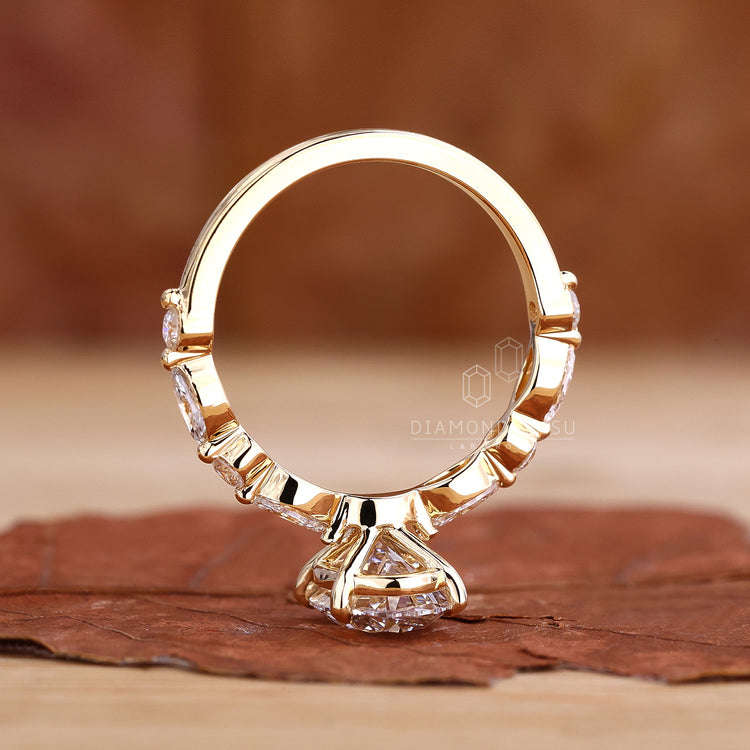 Four claw prong oval diamond ring in yellow gold.
