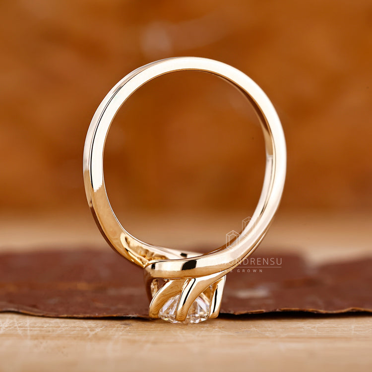 Lab Grown Diamond Ring with solitaire round cut stone.
