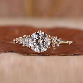 Round cut diamond ring with muse setting style.
