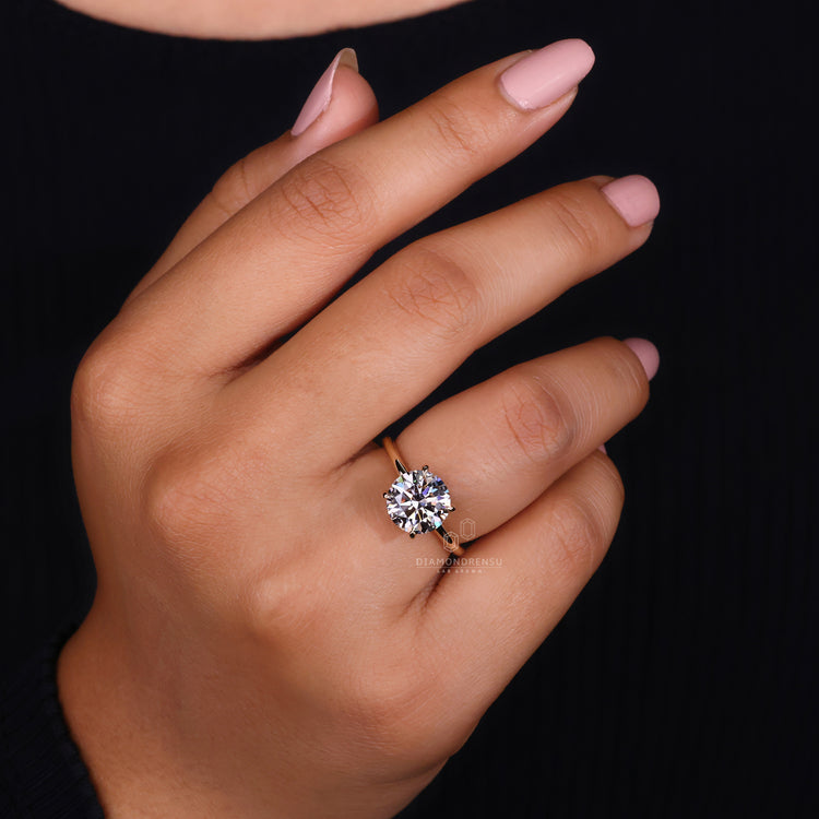 4 claw prong setting on simple engagement ring.
