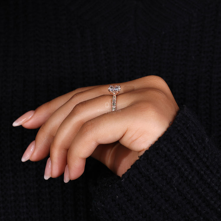 Pavé setting ring with round diamond and knife edge style.
