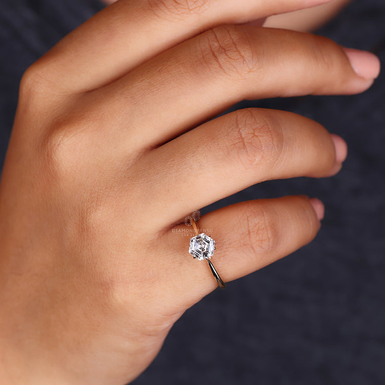 6 claw prong setting on solitaire engagement ring.
