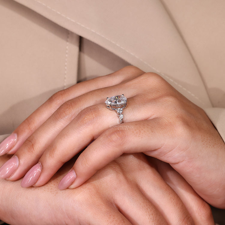 White gold ring featuring 5 IGI certified diamonds in a classic layout.
