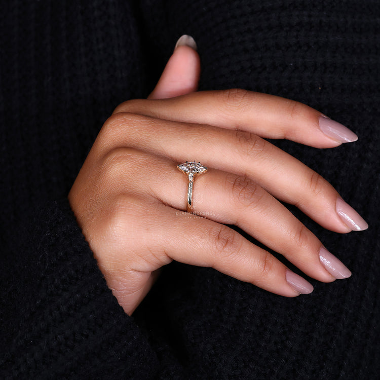 Yellow gold ring with Buy Engagement ring style.
