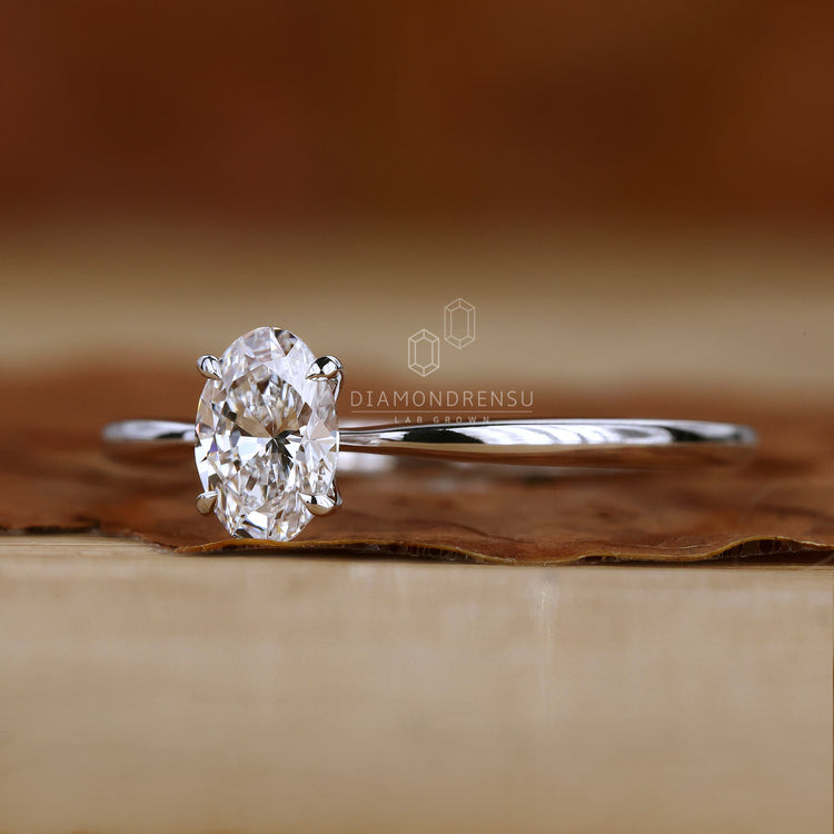 4 claw prong ring holding the oval diamond securely.
