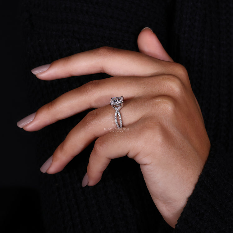 4 claw prong setting on cushion cut engagement ring.
