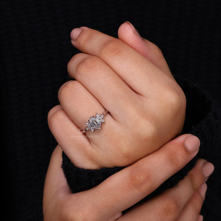 4 claw prong setting on 7 stone diamond ring.
