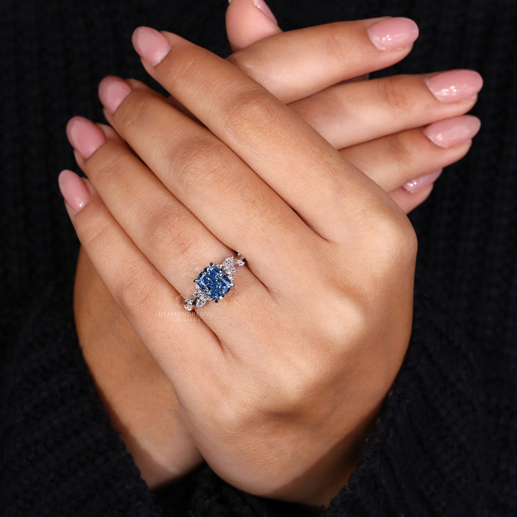 4 claw prong setting holding the centre diamond securely.
