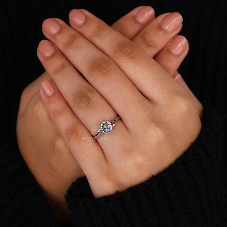 Split shank band on a Diamondrensu AU engagement ring.

