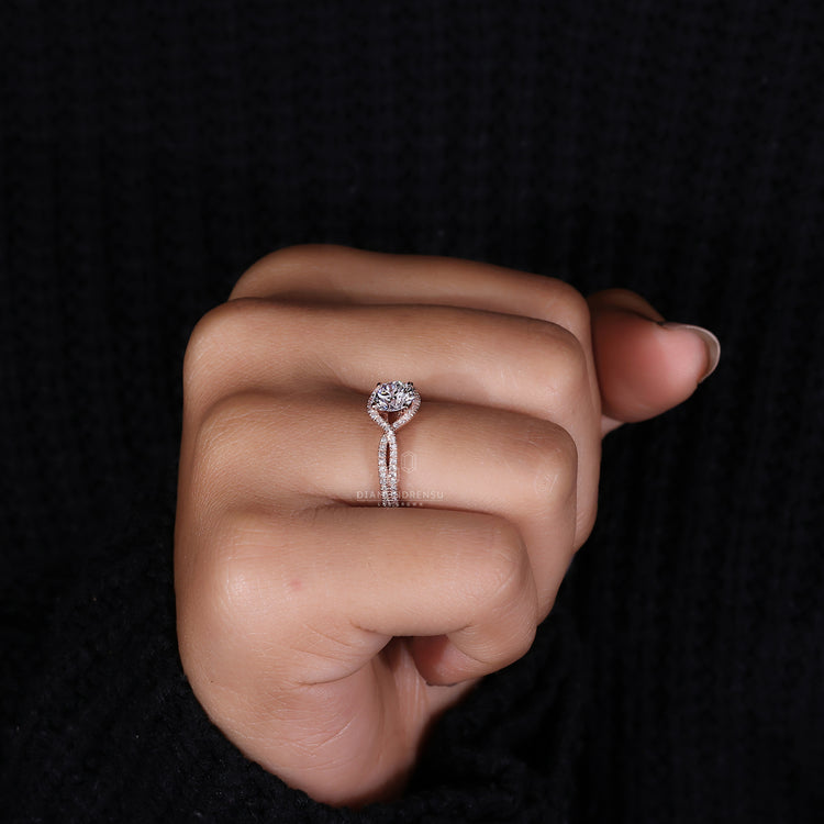 Rose gold and gold ring combining classic and contemporary styles
