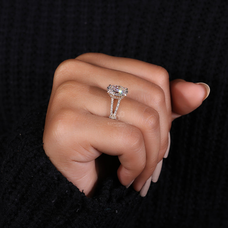 split shank band with round cut pave detail.
