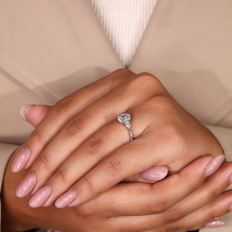 Diamondrensu AU ring made with white gold ring.
