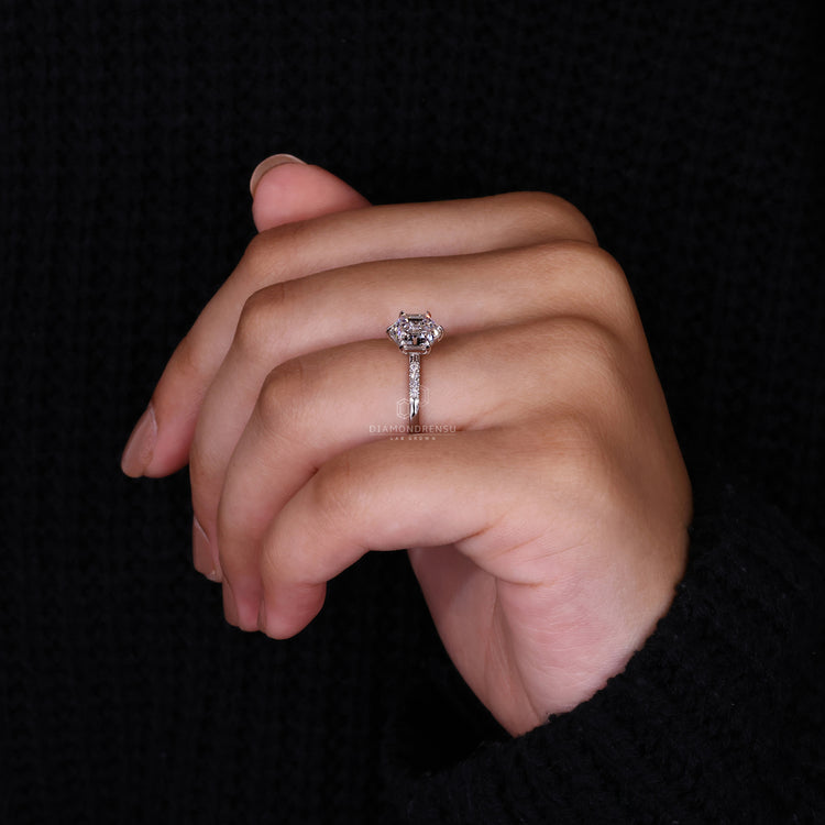 white gold engagement ring with 6 claw prong setting.
