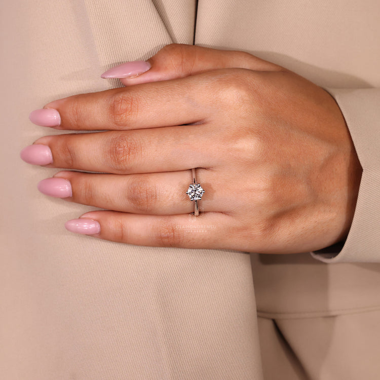 Diamondrensu AU engagement ring in white gold ring.
