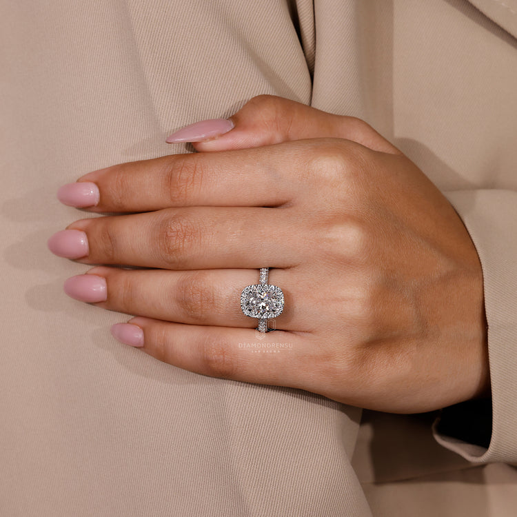 Customise ring using round cut diamond style.
