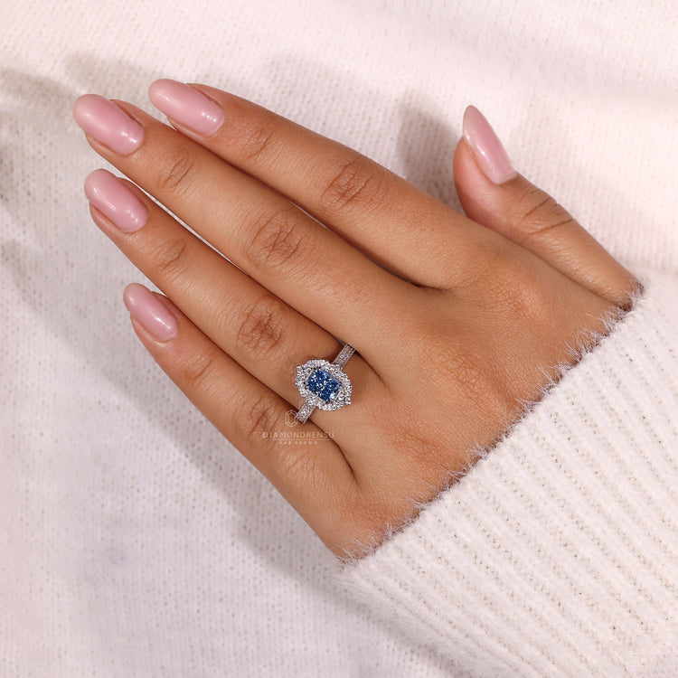 Customise ring with round diamond style.
