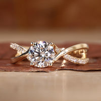 Round diamond ring with a classic and elegant finish.

