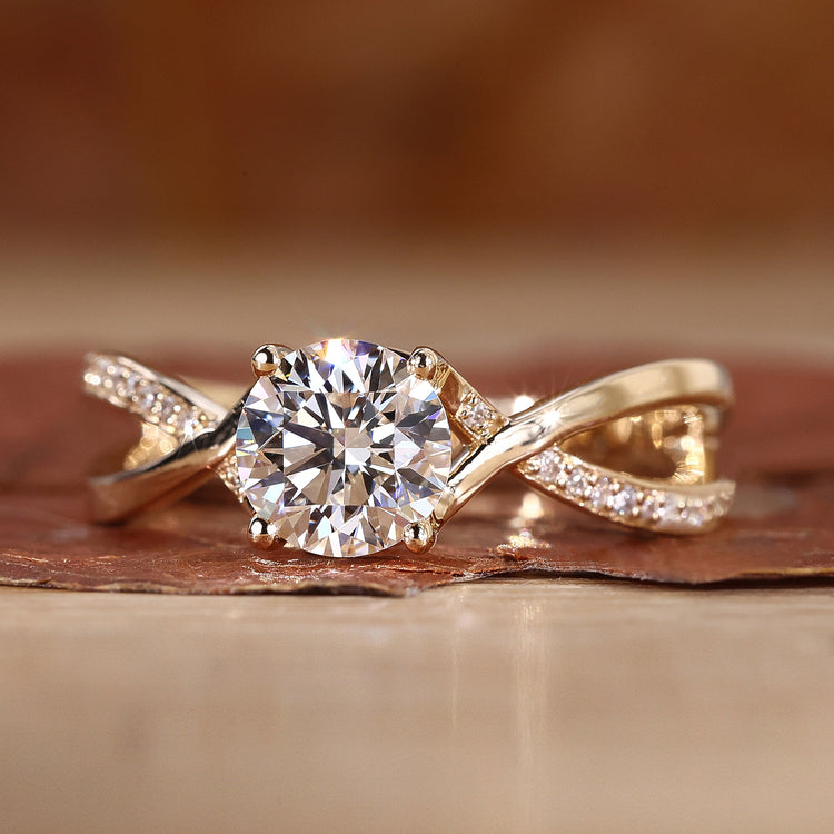 Round diamond ring with a classic and elegant finish.

