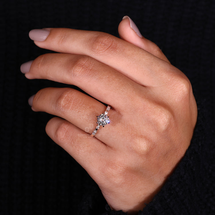 6 prong claw setting in rose gold ring band.
