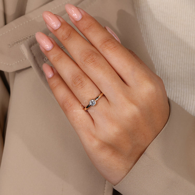 Custom round bezel set engagement ring from Diamondrensu AU.
