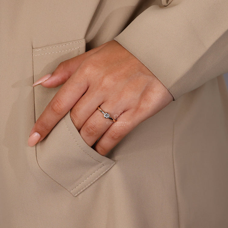 Modern round brilliant cut engagement ring in gold.
