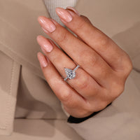 Diamondrensu AU engagement ring with pear cut diamond.
