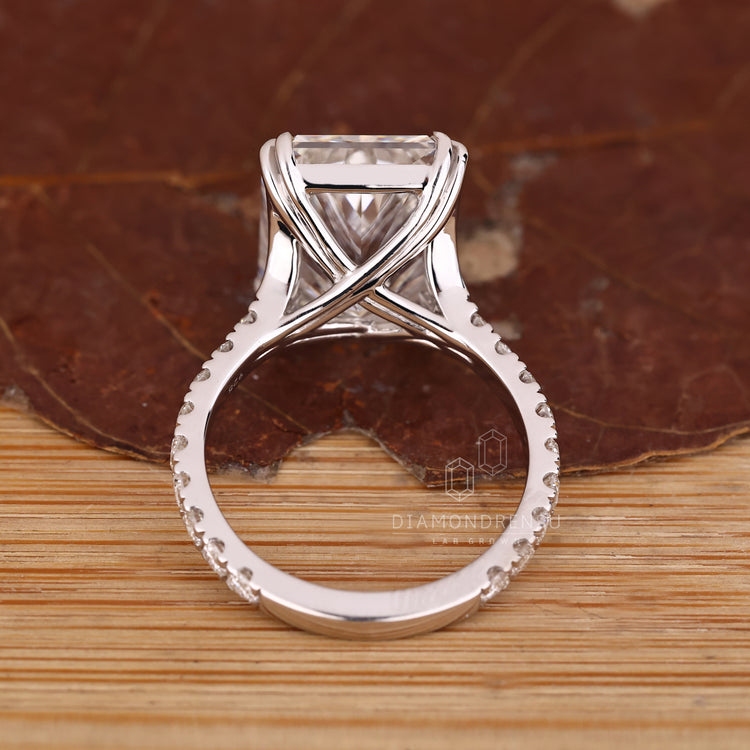 Diamondrensu AU ring with radiant cut diamond and trellis setting.