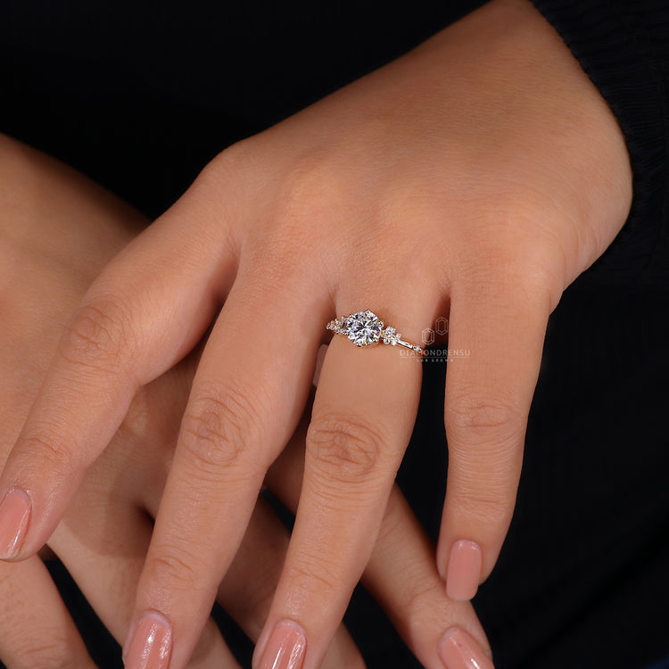 Diamondrensu AU ring with elegant prong setting.
