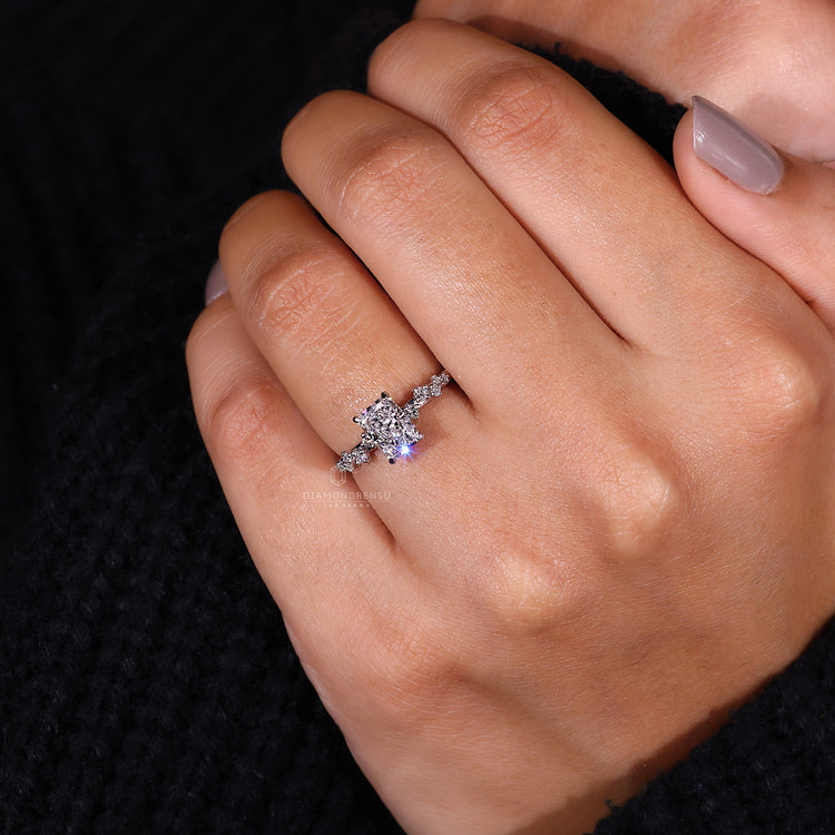 Zig zag pave setting with 4 prong claw setting.
