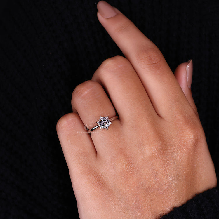 6 claw prong setting used in hexagon engagement ring.
