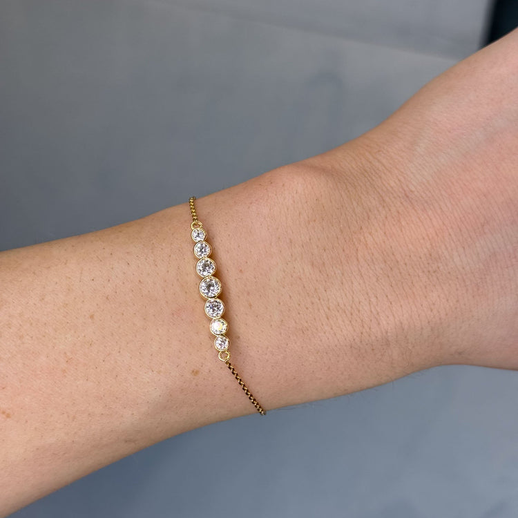 Gold bracelet with lab-grown diamonds

