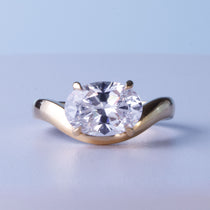 Oval Cut Lab-Grown Diamond East-West Curved Band Ring 2 CT