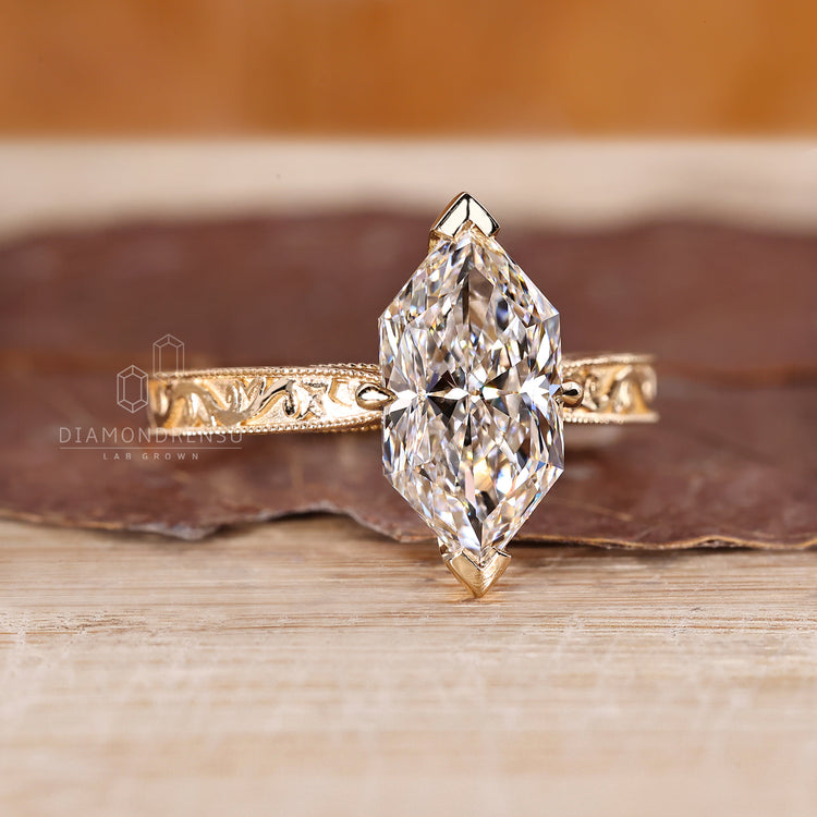 Art deco vintage diamond ring design.
