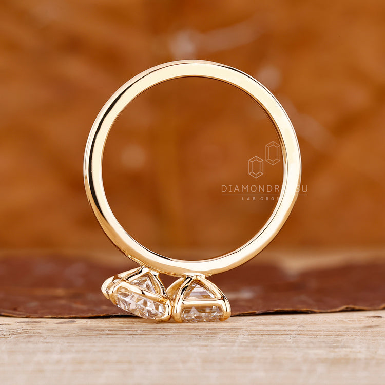 IGI certified toi et moi ring claw prong setting.
