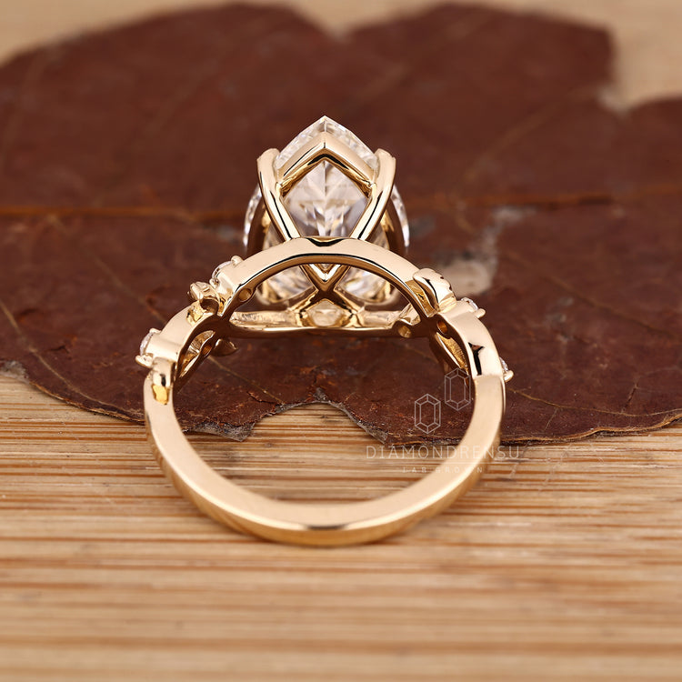 IGI certified Pear Cut Diamond Ring elegant design.
